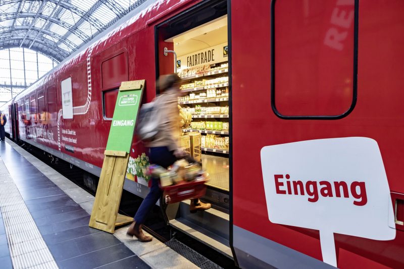 Η REWE σε συνεργασία με την DB Regio και την Fairtrade Germany, θα βάλει σε κίνηση το «Fair Supermarket Train» που θα εξυπηρετεί 6 πόλεις.